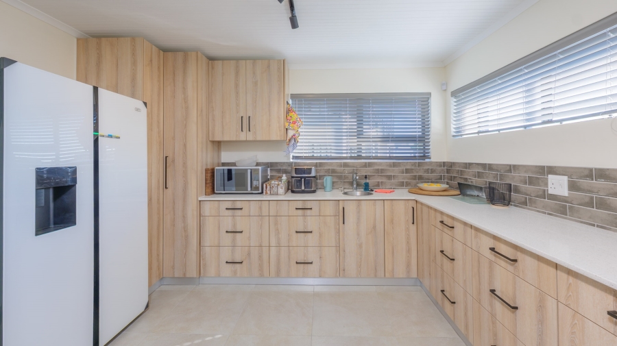 4 Bedroom Property for Sale in Struisbaai Western Cape